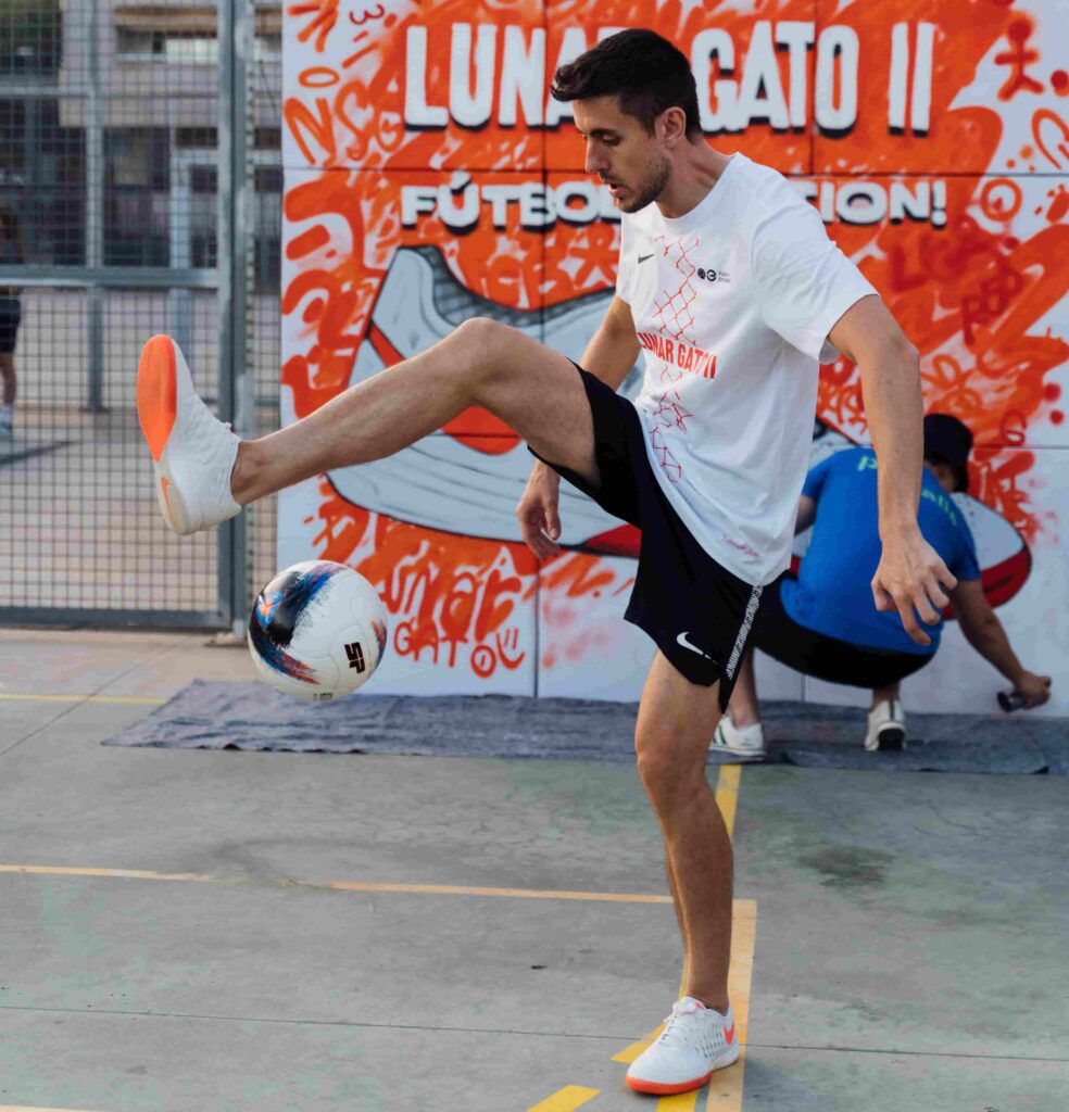 Freestyler de fútbol realizando trucos con el balón durante un evento corporativo