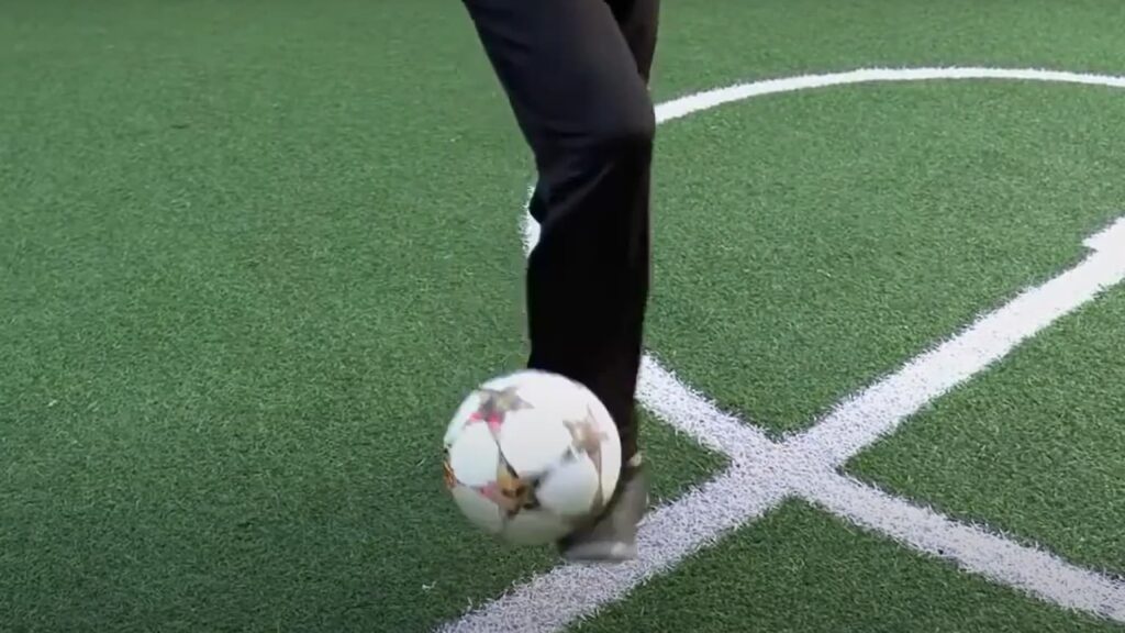 Elevando el balón con el exterior del pie como primer paso del truco around the world