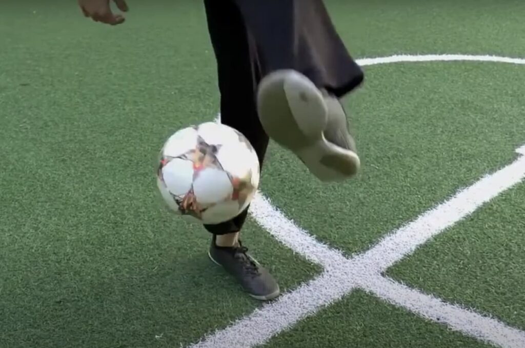 Momento clave de la vuelta al mundo en fútbol: el pie rodeando el balón por encima