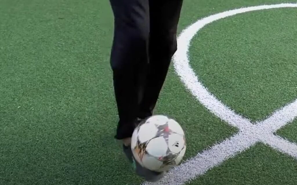 Final del truco vuelta al mundo en fútbol: control del balón tras completar el giro
