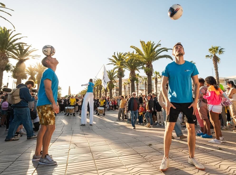 Freestyle fútbol en fiesta temática para niños, mostrando trucos y desafíos emocionantes.