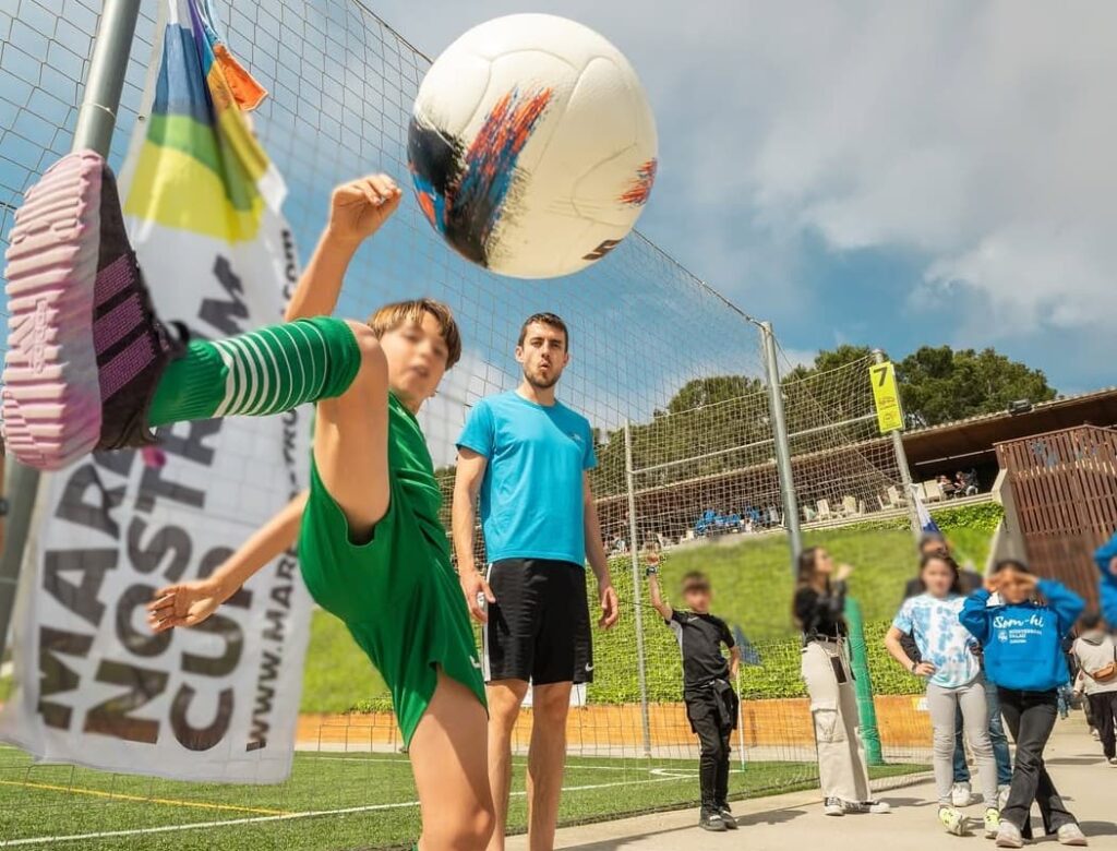 Retos de freestyle fútbol en fiesta infantil con Jose Ferreras