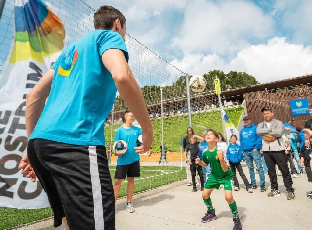 Niños disfrutando de espectáculos de fútbol en cumpleaños
