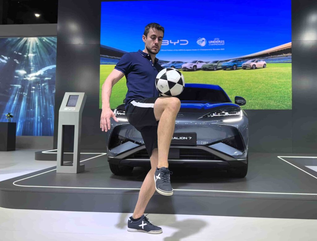 Jose Ferreras realizando un equilibrio con el balón de fútbol en un evento corporativo en España 