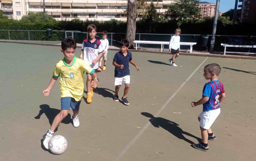 niños jugando un partido de freestyle fútbol en una primera comunión 