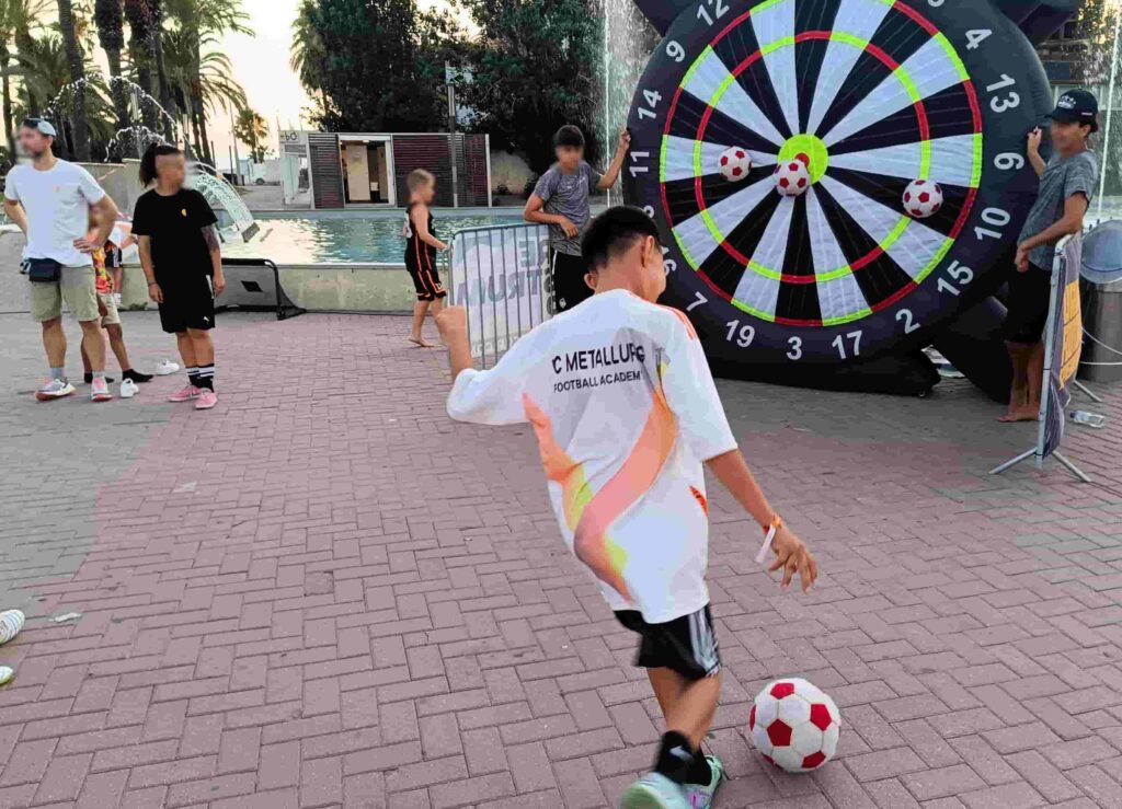 Niño jugando con una diana hinchable de fútbol en un cumpleaños