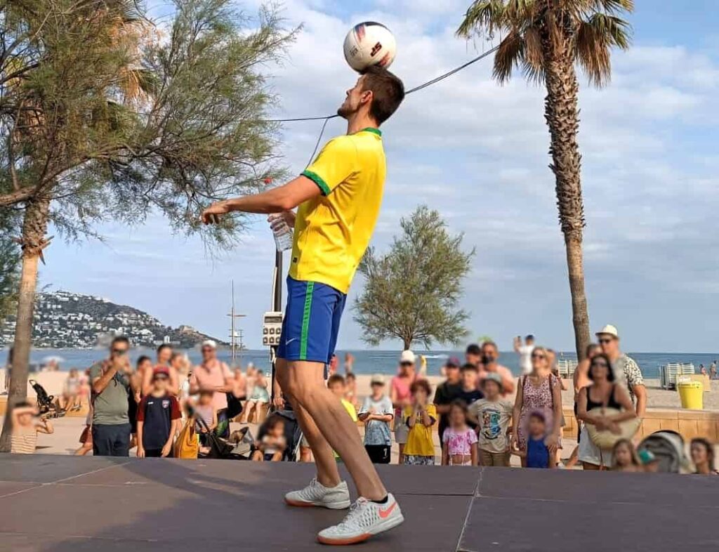 Niños disfrutando de un espectáculo de fútbol freestyle en una fiesta temática