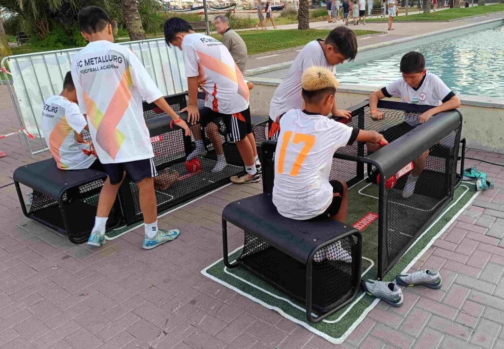 Niños jugando en dos subsoccer en una animación de fútbol en Barcelona