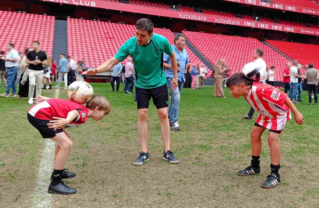 entrenador de freestyle enseñando trucos de fútbol en un cumpleaños