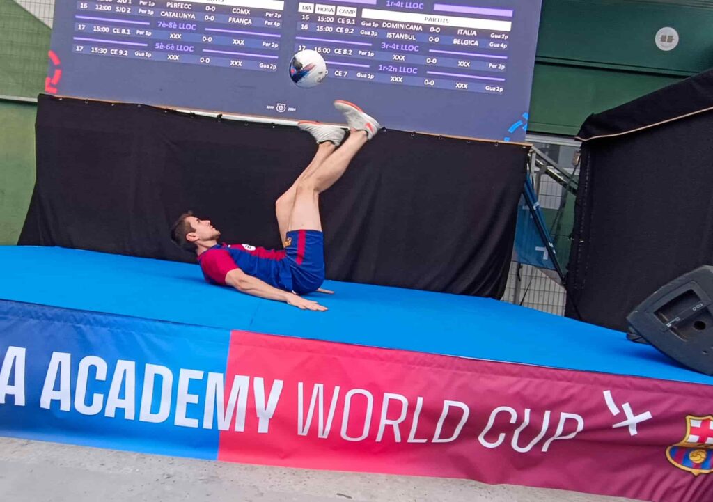 Jose Ferreras realizando un espectáculo de freestyle fútbol en Barcelona durante la Barça Academy World Cup