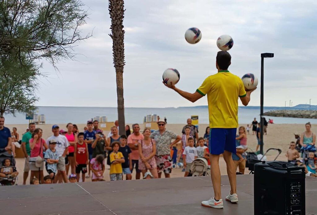Freestyler haciendo malabares con cuatro balones de fútbol