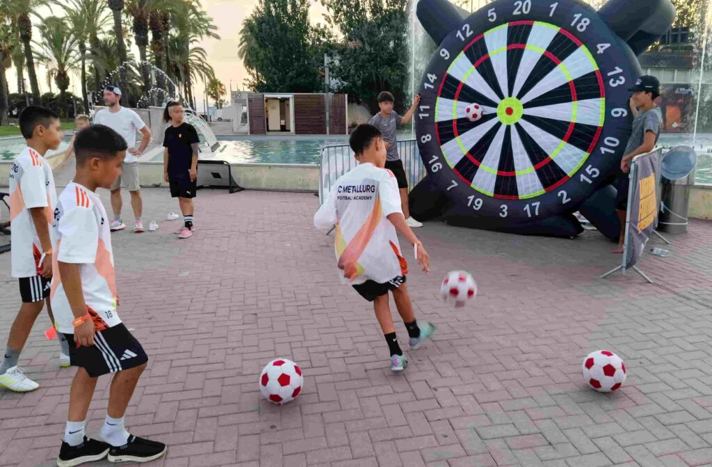 niños jugando a la diana de fútbol hinchable en un cumpleaños infantil en Barcelona