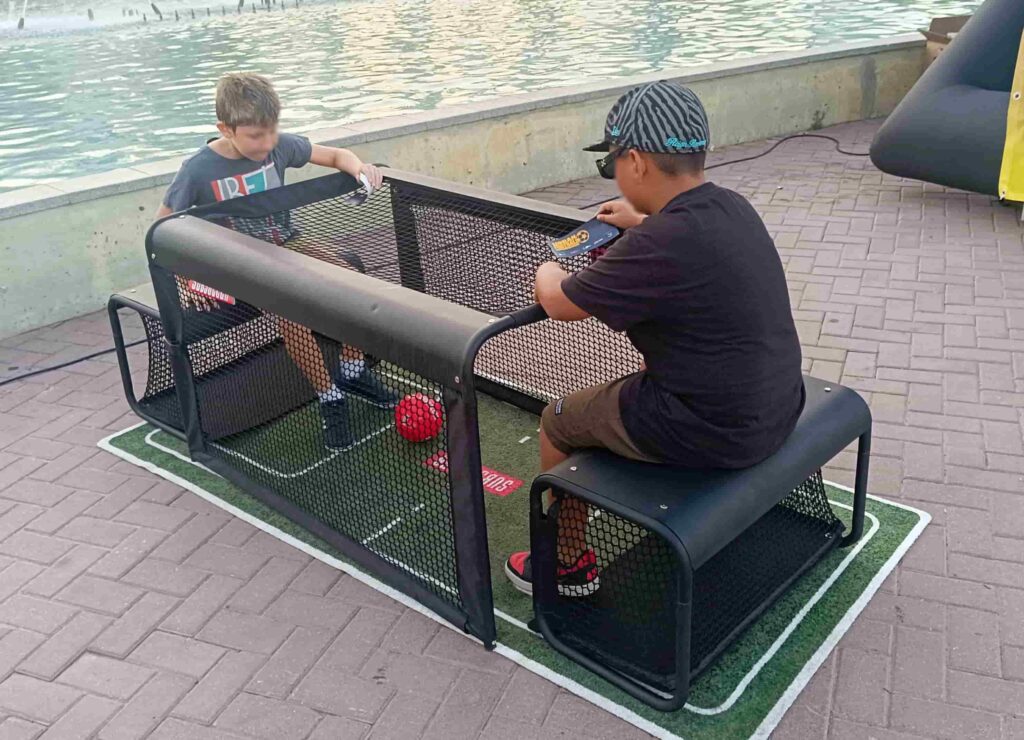 Dos niños jugando en un subsoccer en una fiesta de cumpleaños futbolera