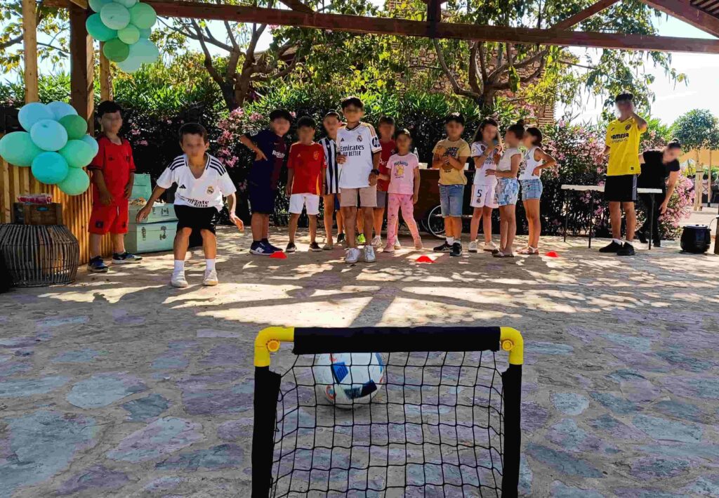 Niños jugando a un reto de puntería en un cumpleaños