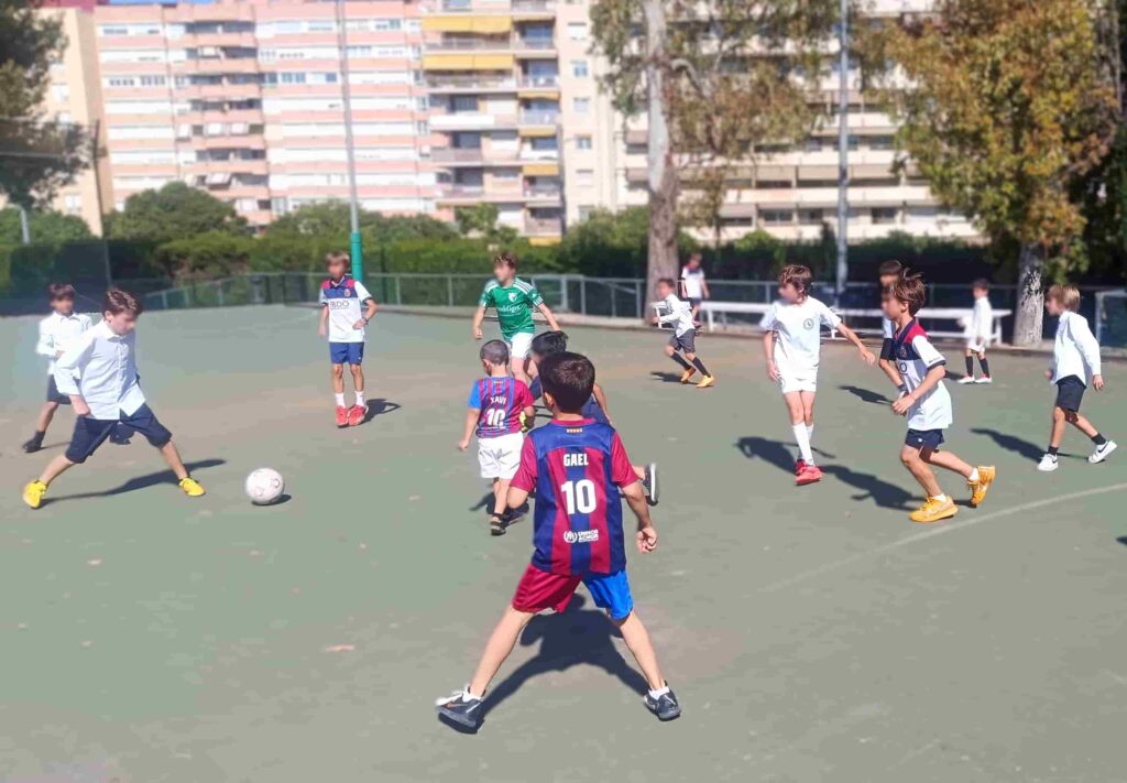 Mini partido de fútbol en la comunión de Hugo en el Real Club de Polo de Barcelona
