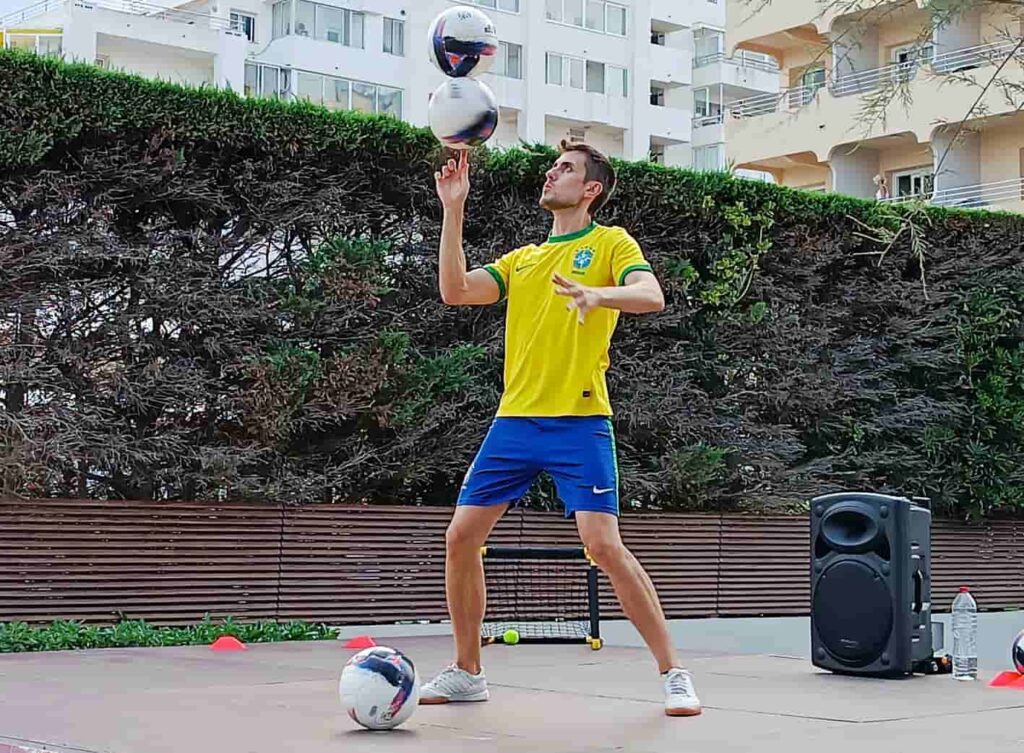 Jose Ferreras realizando un show de fútbol freestyle en una comunión en Barcelona.