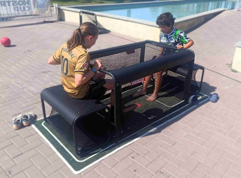 Niños jugando en un subsoccer en una comunión infantil al aire libre
