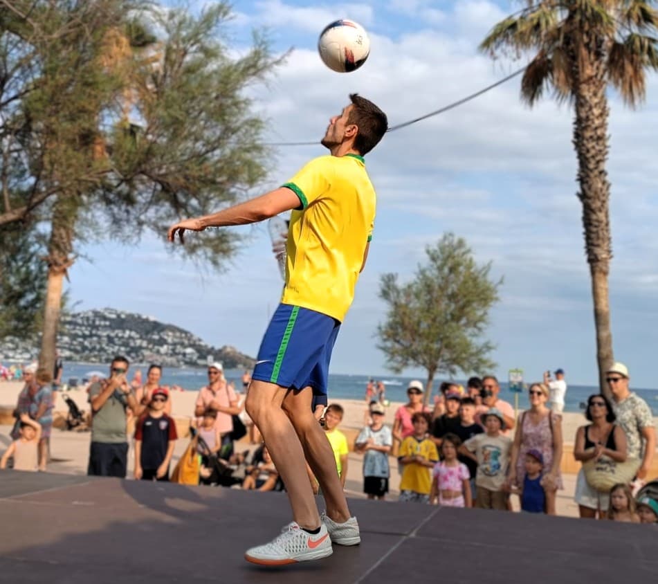 Jose Ferreras realizando un espectáculo de fútbol freestyle frente al público
