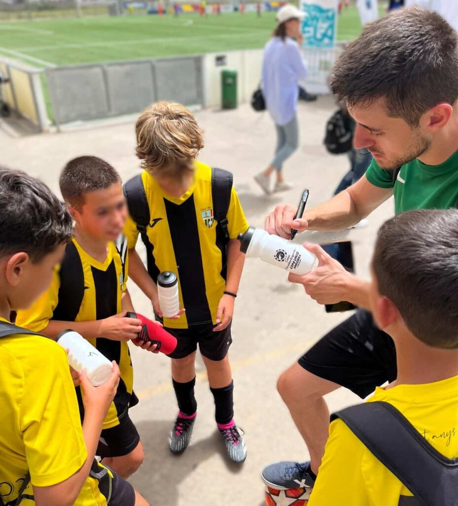 Jose Ferreras firmando autógrafos en una fiesta futbolera