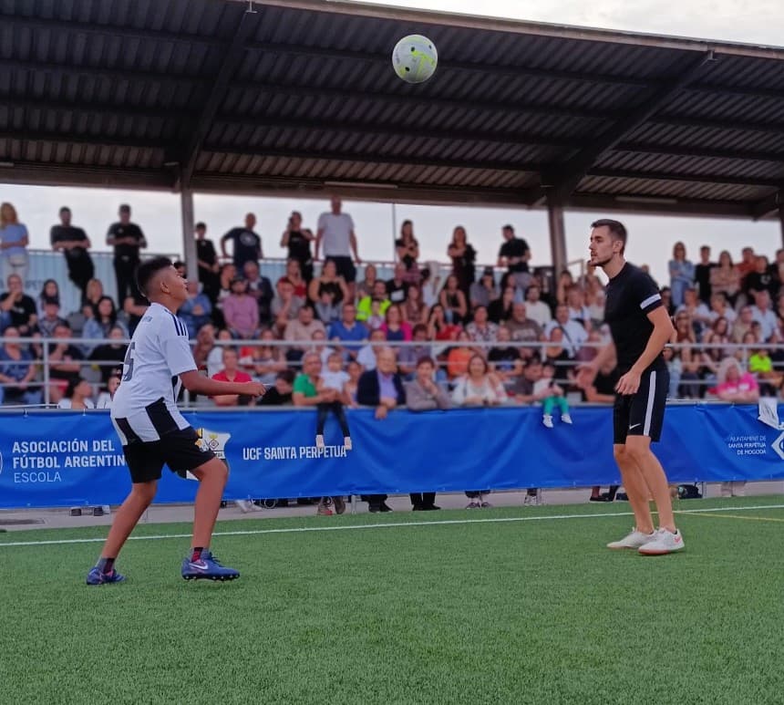 Jose Ferreras interactuando con un asistente durante un show de fútbol freestyle