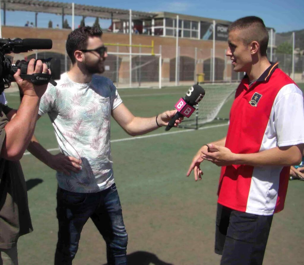 Jose Ferreras, entrenador de tecnificación de fútbol, siendo entrevistado en Barcelona sobre su método de entrenamiento de alto nivel.