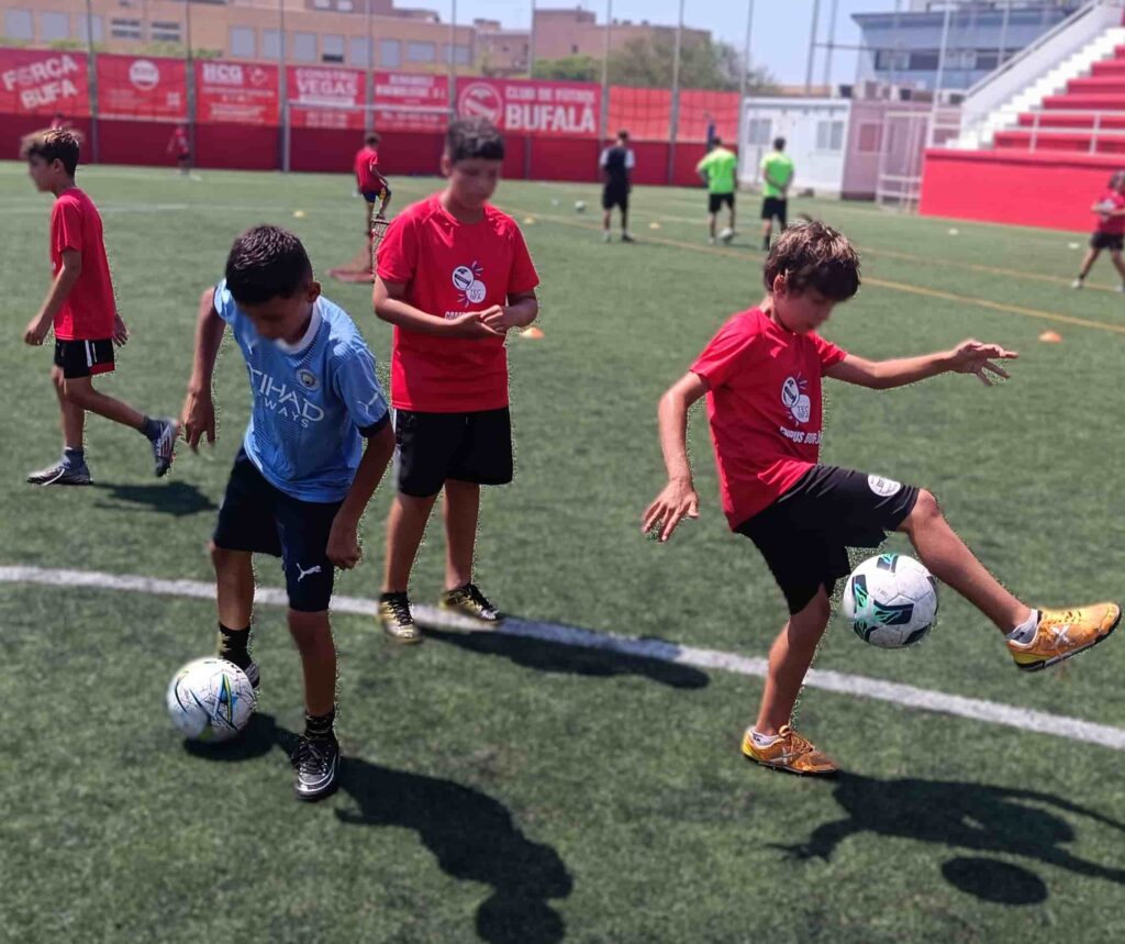 Jose Ferreras, entrenador de tecnificación en Barcelona, enseñando su método de entrenamiento de élite a un grupo de jugadores de fútbol jóvenes.