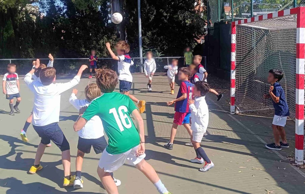 Niños jugando un partido de fútbol durante una primera comunión