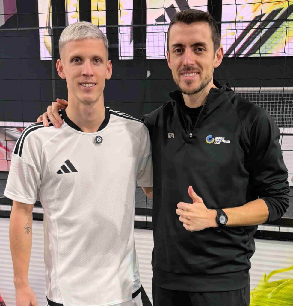 El freestyler profesional José Ferreras con el futbolista Dani Olmo durante un evento deportivo de Adidas.